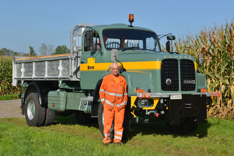 Urs Geiger von der STUTZ AG und sein Lastwagen von Saurer<br>